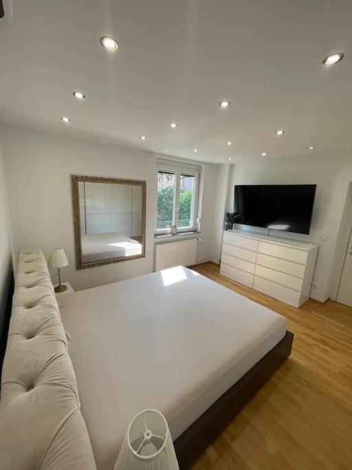 Moderne Wohnung In Der Naehe Vom Parndorf Outlet! Bruckneudorf Esterno foto